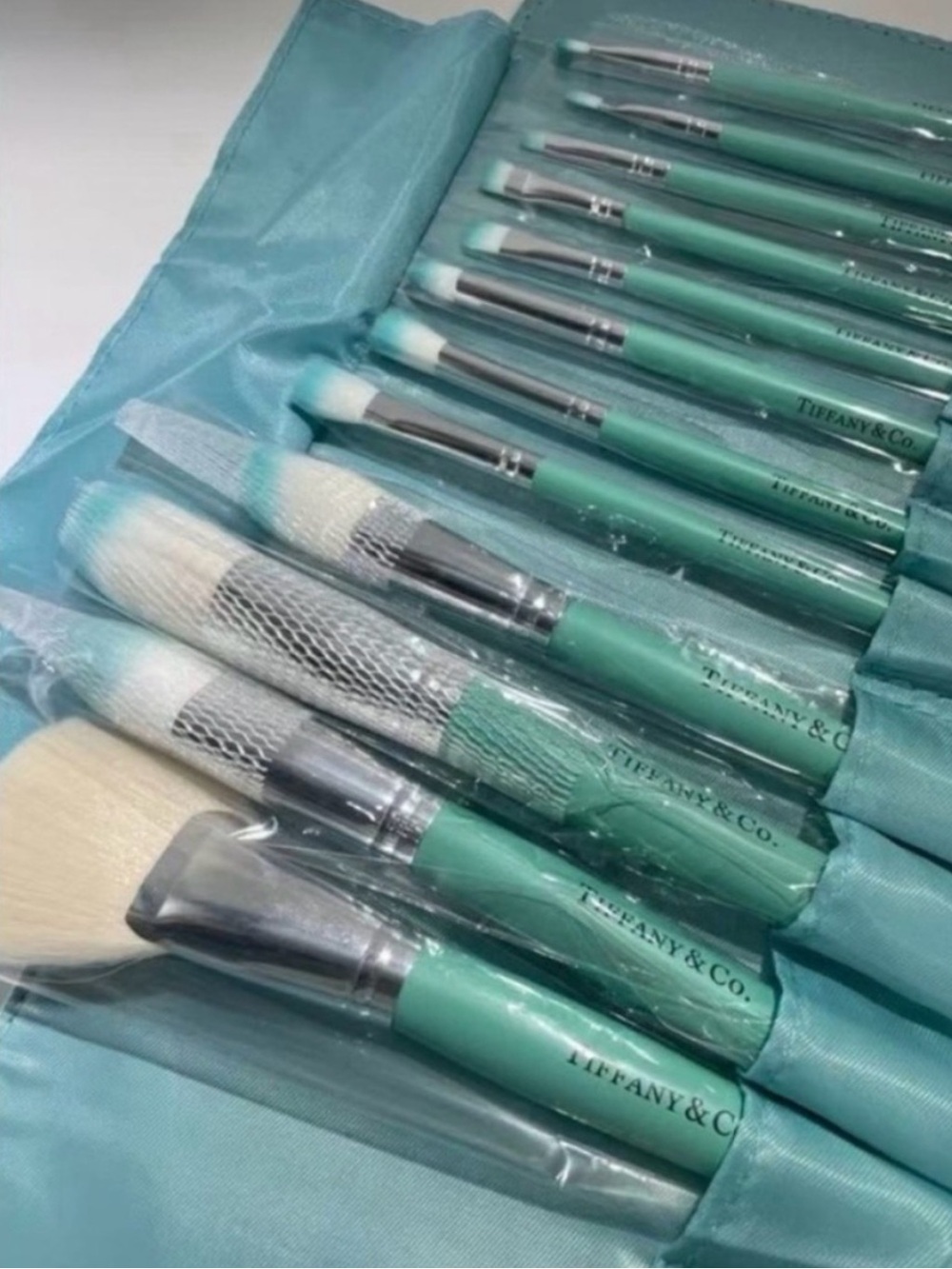 Tiffany makeup brush set - Picture 2 of 10
